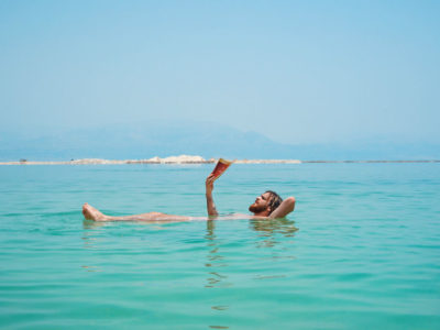 toa-heftiba-703461-unsplash-livre de lecture d'homme flottant sur l'eau