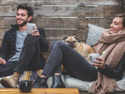 homme-femme-chien-assis-profiter-café