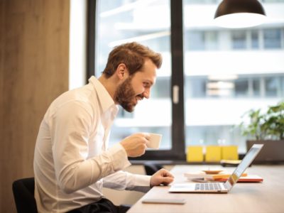 homme-à-bureau-tenant-tasse-de-café-regarder-satisfait-à-ordinateur-portable-coffee-cup-daytime-925786