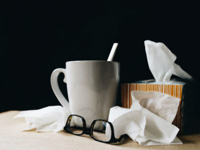 tasse à café-verres-tissu-boîte-utilisé-tissus-kelly-sikkema-unsplash