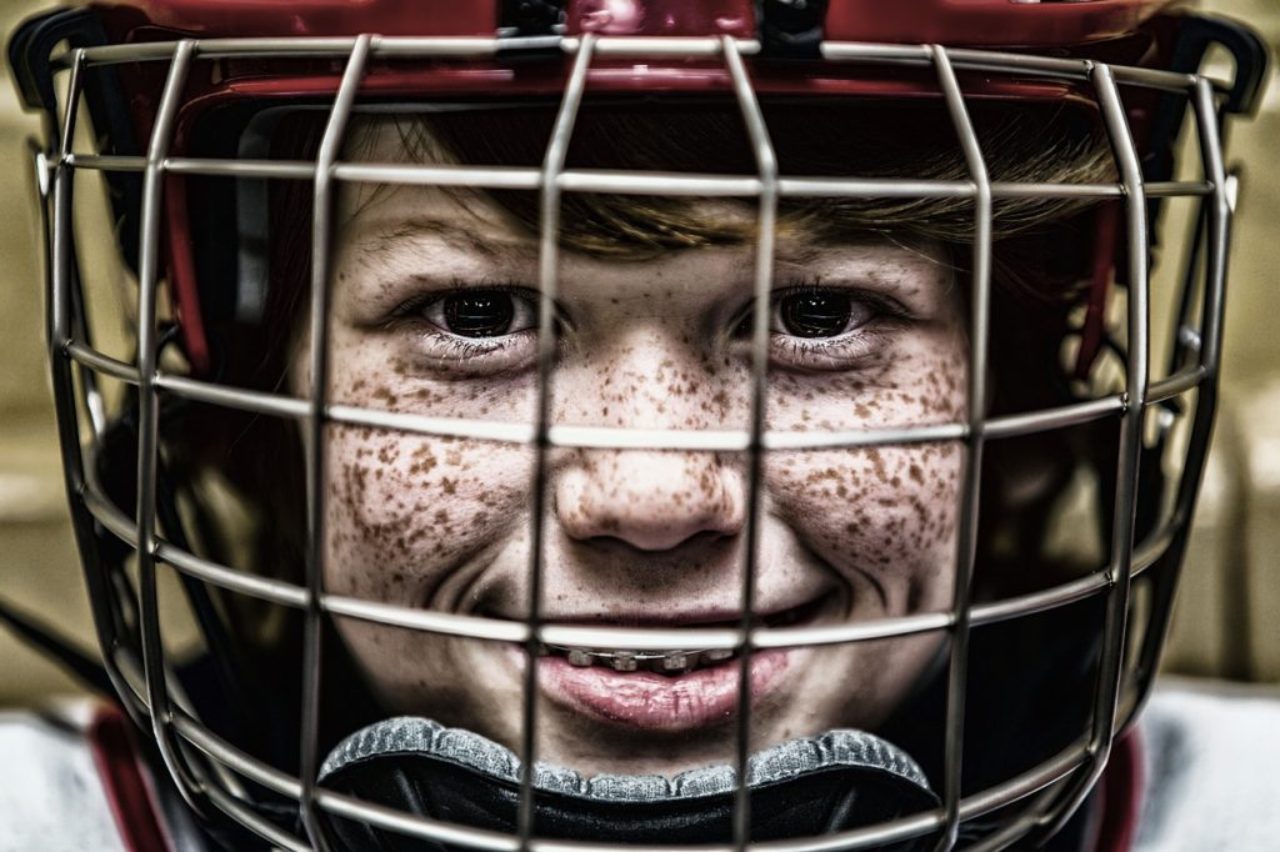 hockey-casque-face-coup-de-jeune-garçon