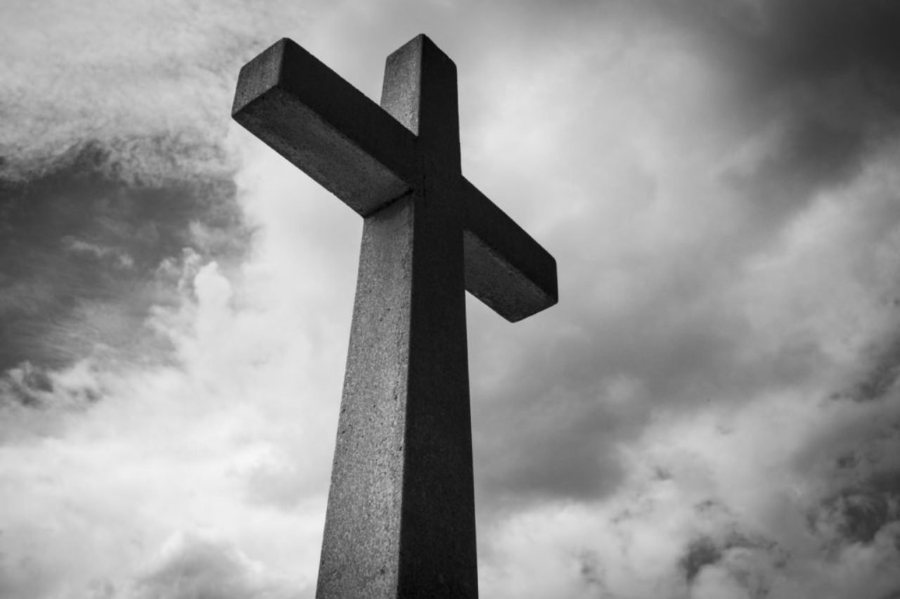 croix de pierre en noir et blanc