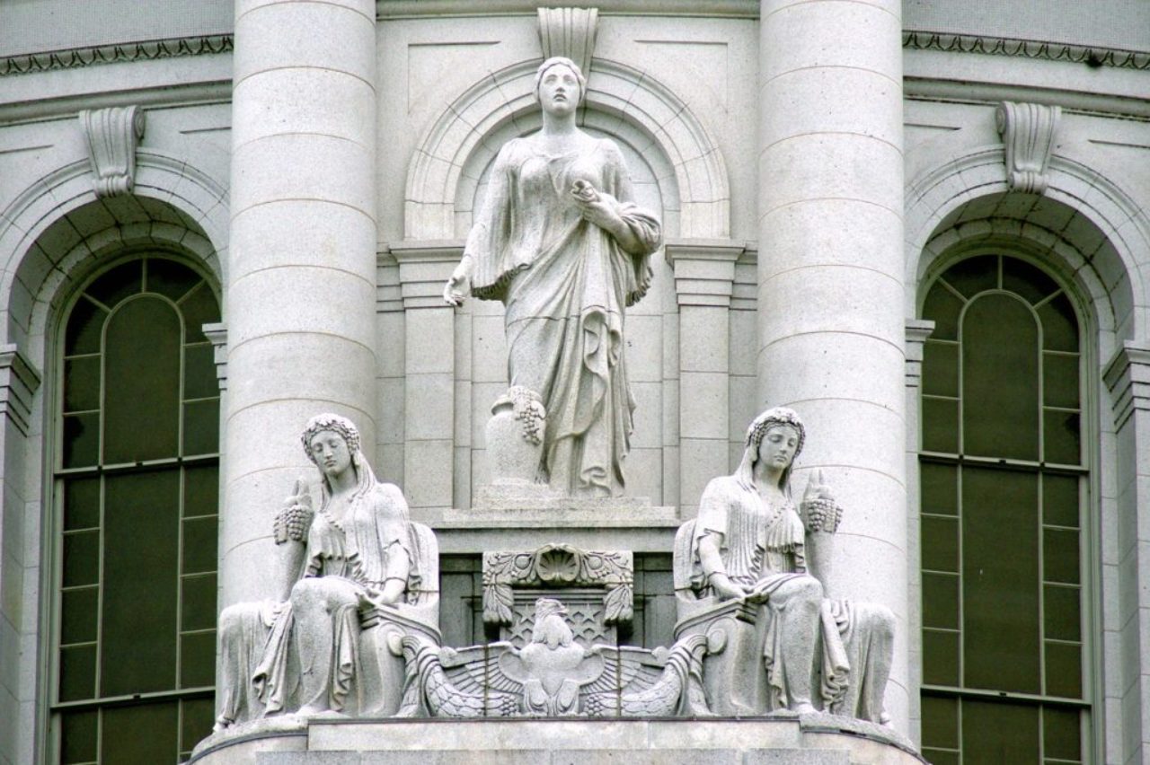 prospérité-et-abondance-statues-extérieur-bâtiment-3515237_1280