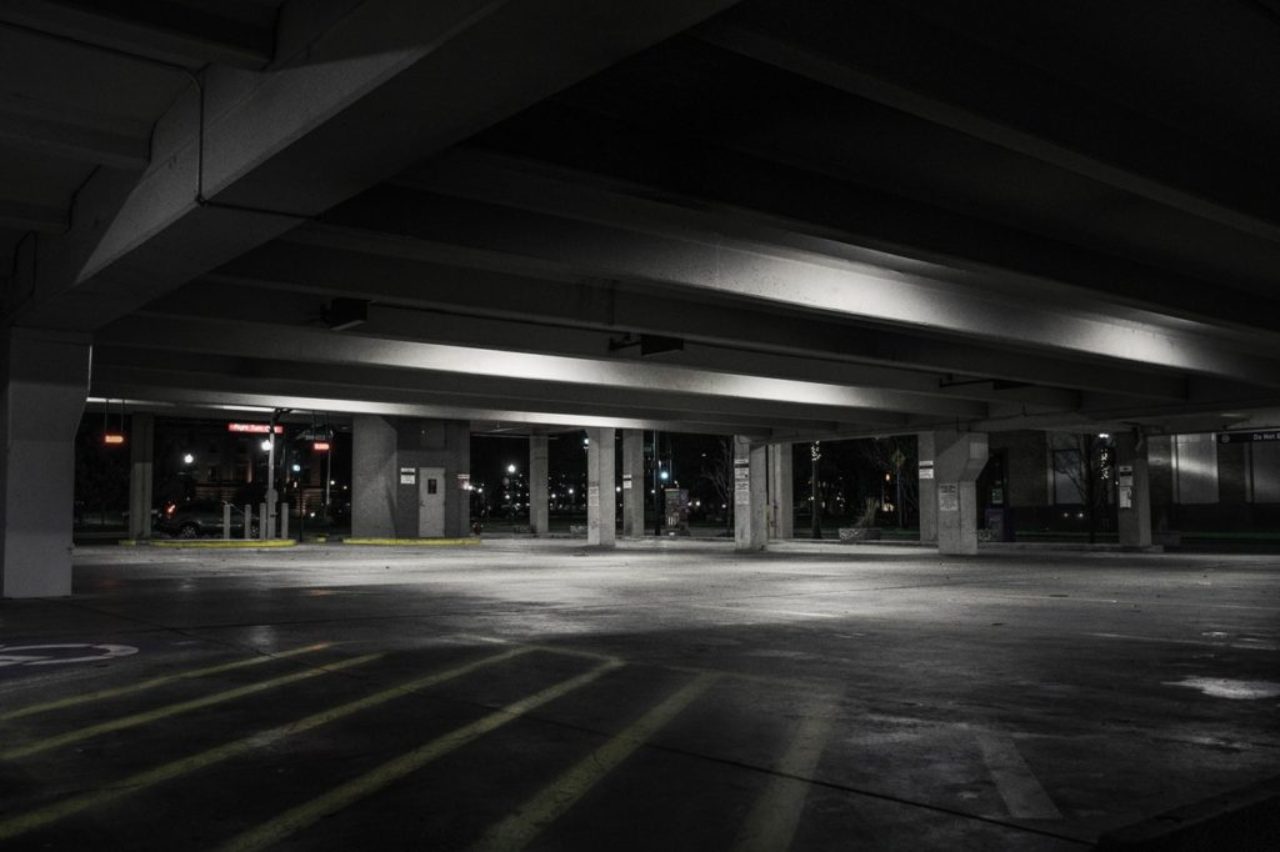 photographie-de-parking-vide-17569571