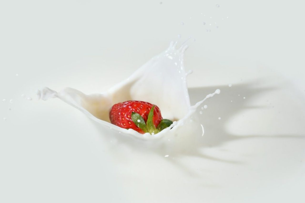 fraise-goutte-sur-lait-2064359