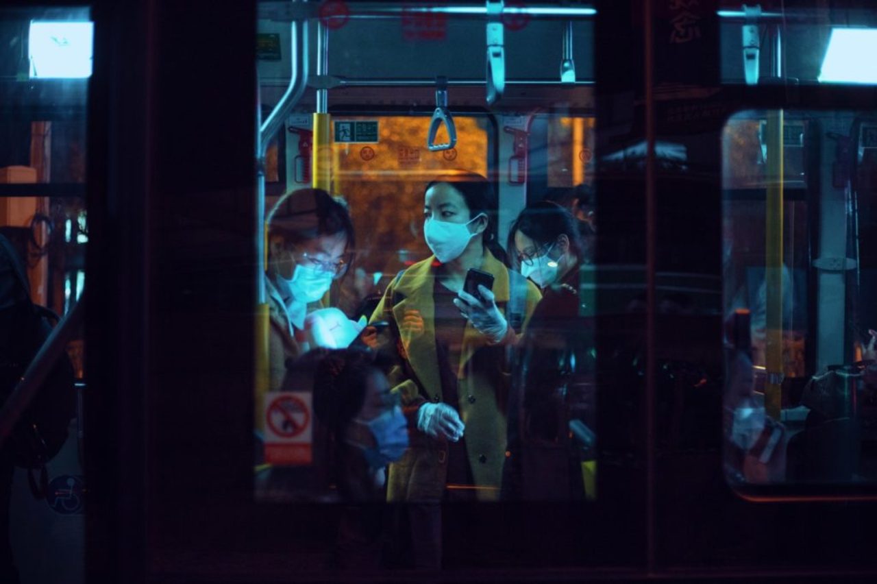 personnes-à-l'intérieur-d'un-bus-portant-des masques-3960076