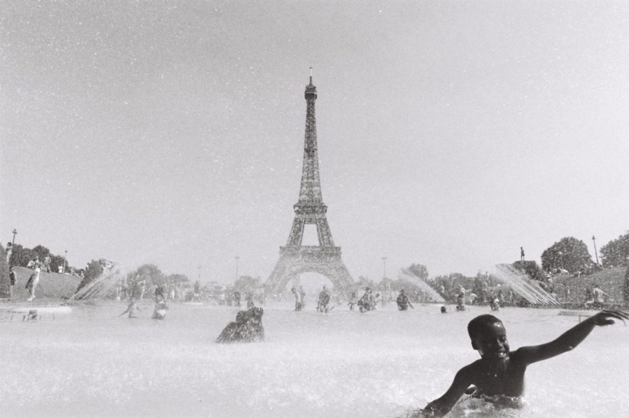 garçon pataugeant dans-fontaine-tour-eiffel-paris