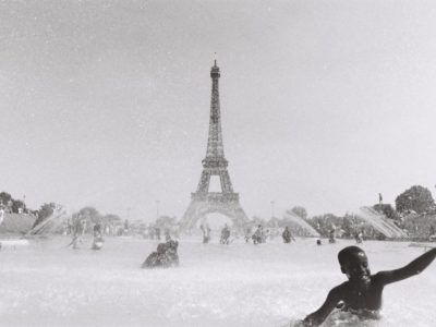 garçon pataugeant dans-fontaine-tour-eiffel-paris