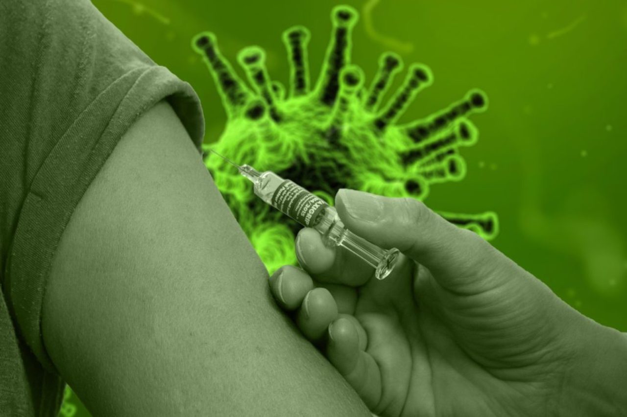 Image graphique avec seringue et virus sur fond vert