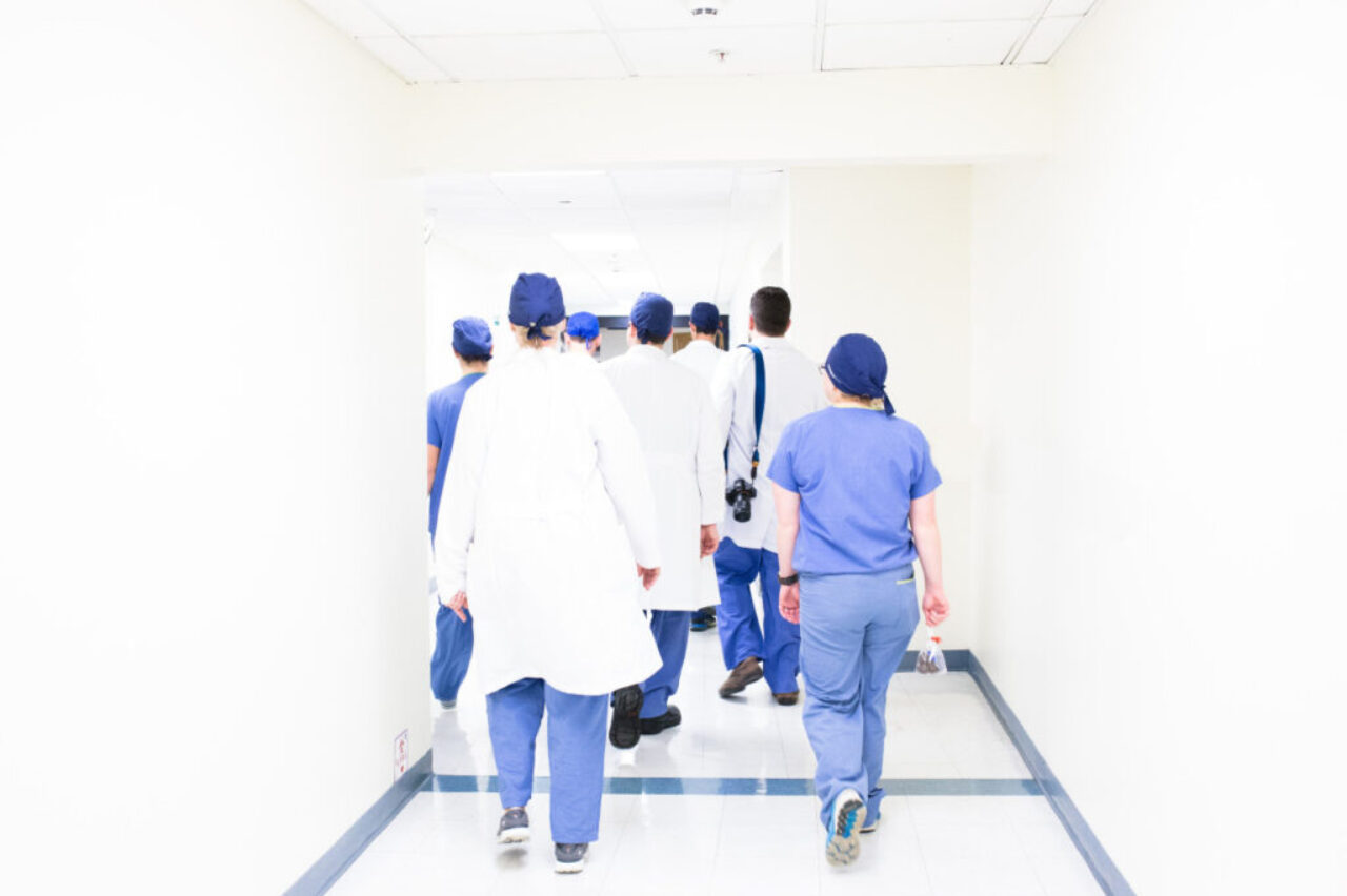 Personnel hospitalier marchant dans un couloir