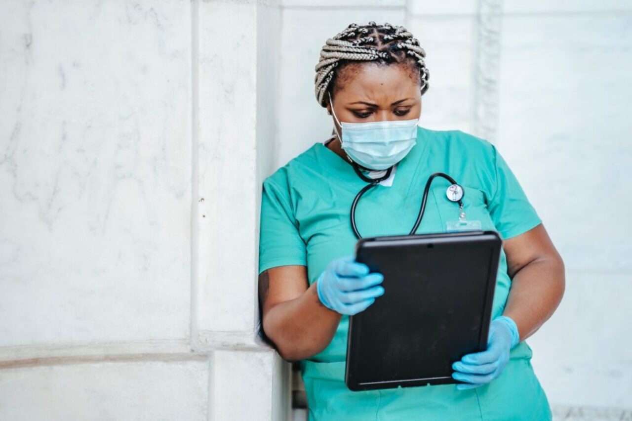 une-femme-avec-des-documents-dans-l'hôpital-6098051/